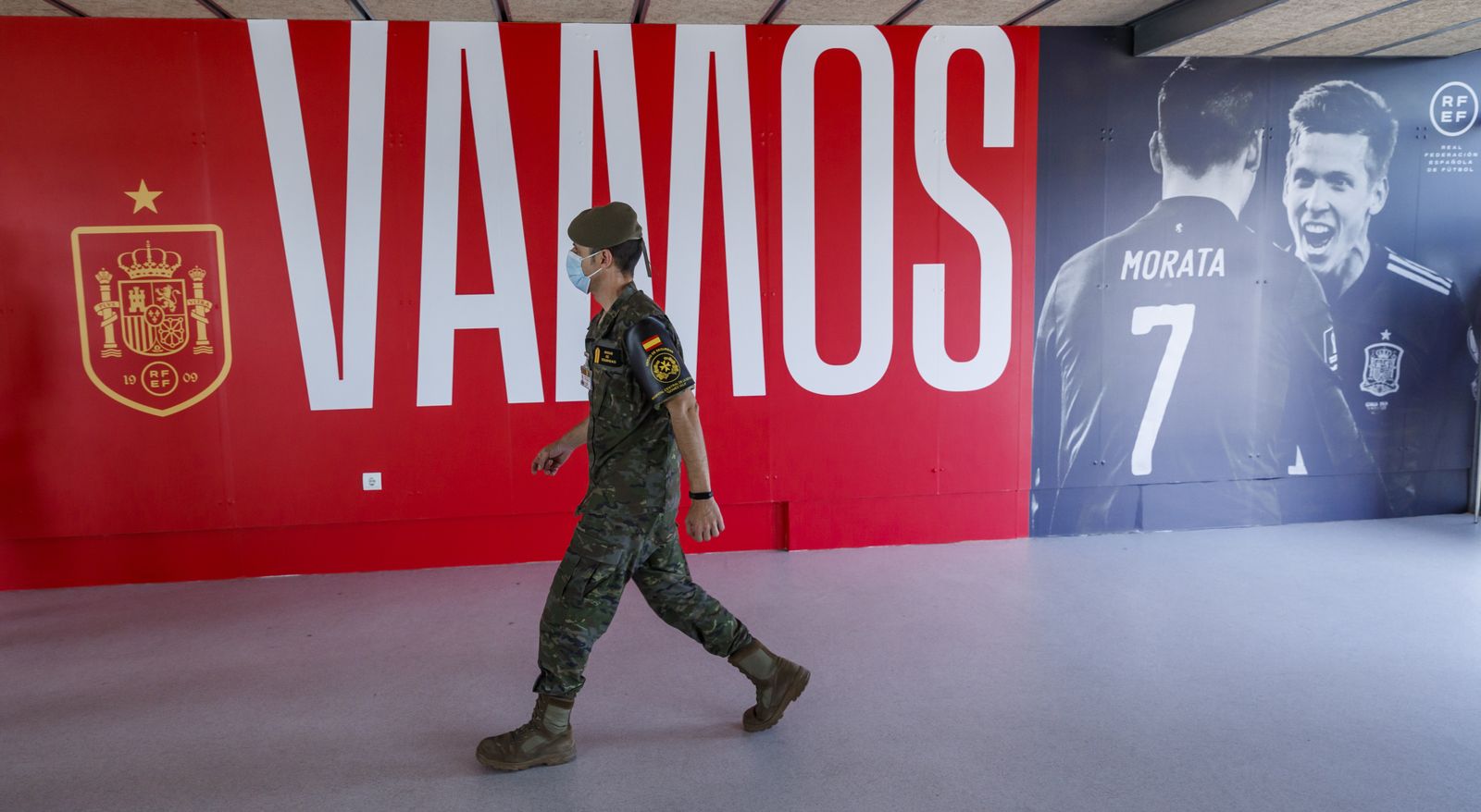 Y tras la polémica... Los jugadores de la Selección española reciben su vacuna