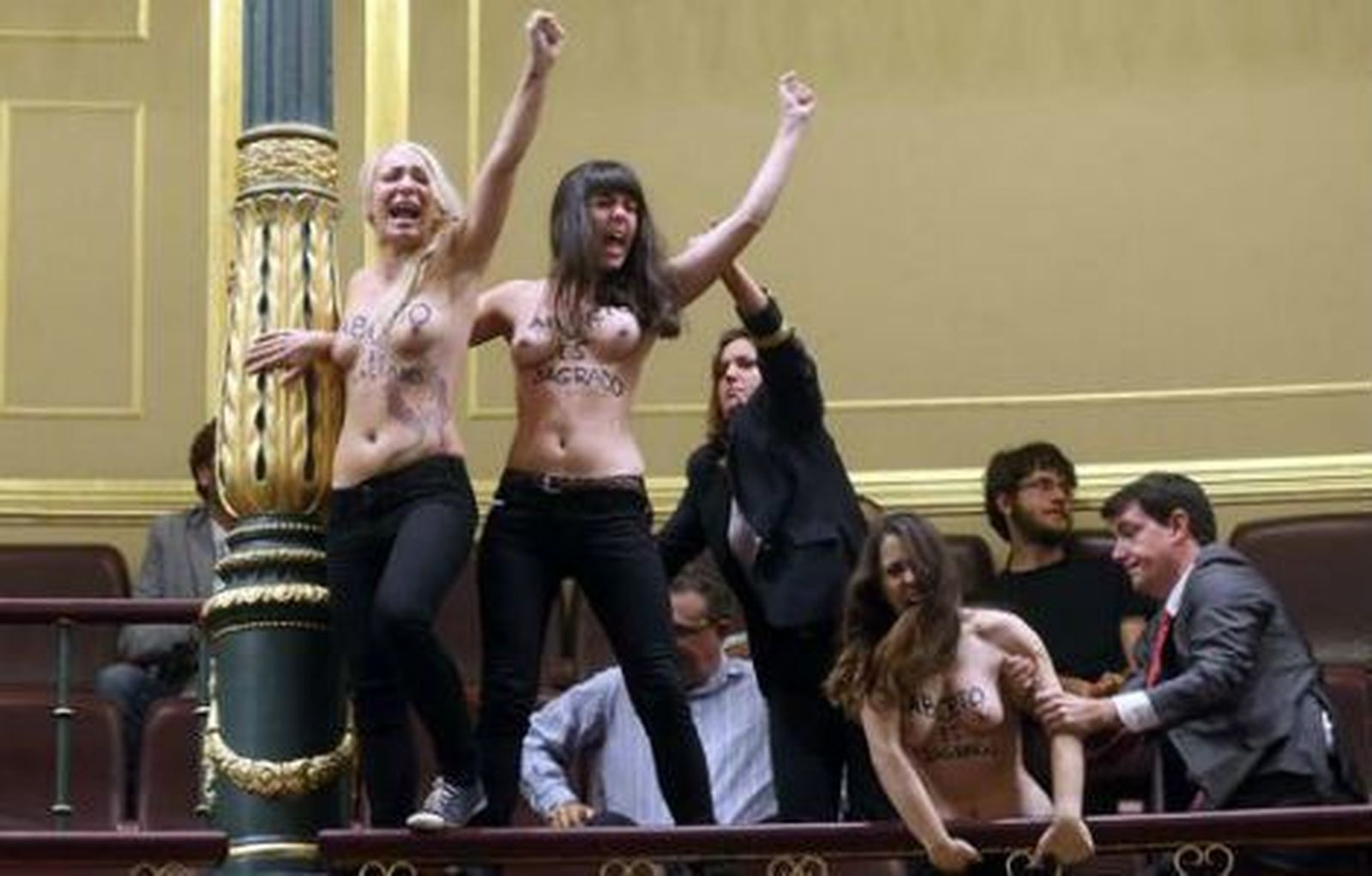 Mujeres semidesnudas interrumpen el pleno al grito de 'aborto es sagrado'