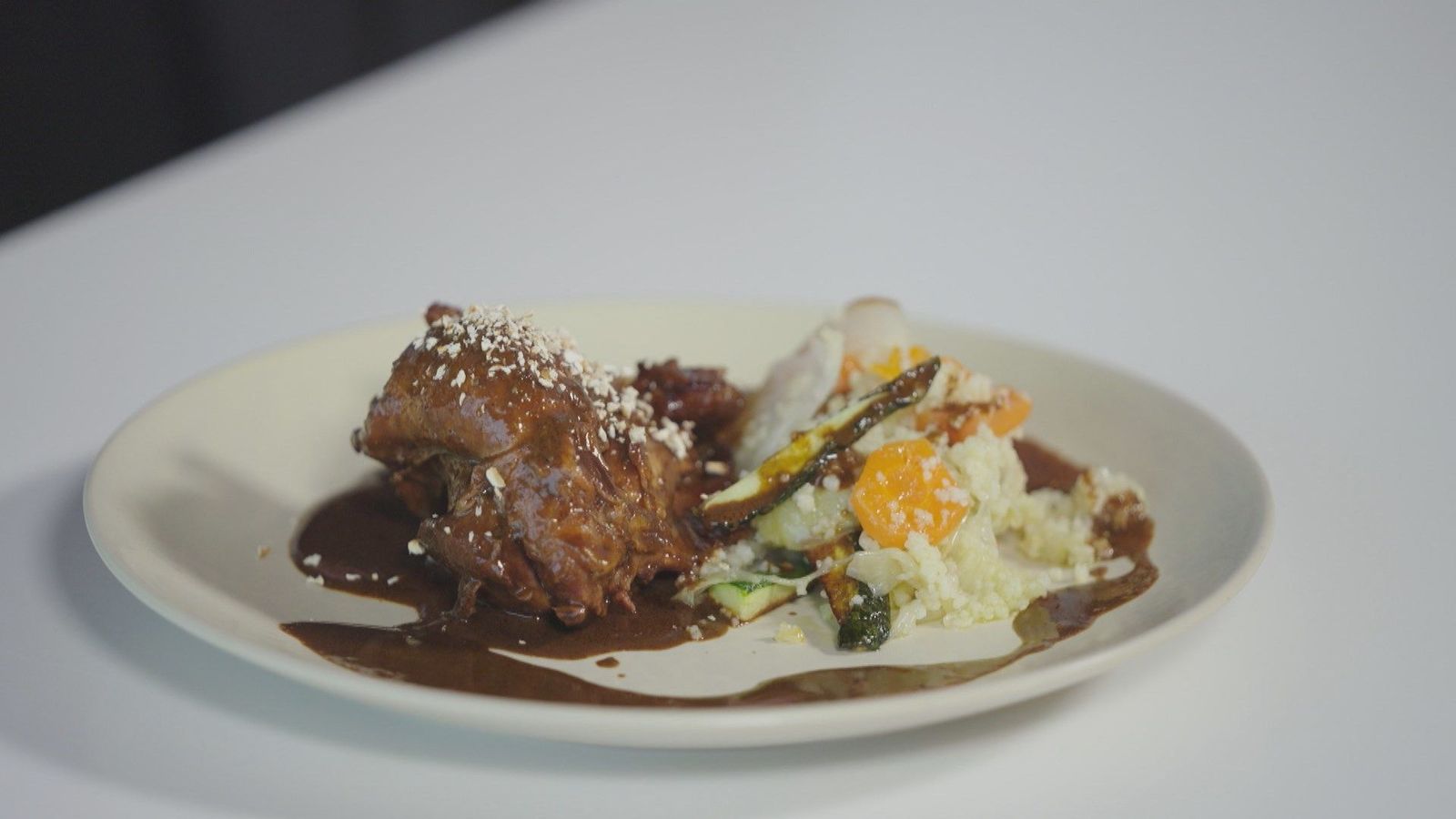Sabor a Madrid: Codillo de cerdo en mole con cuscus en Embajadores