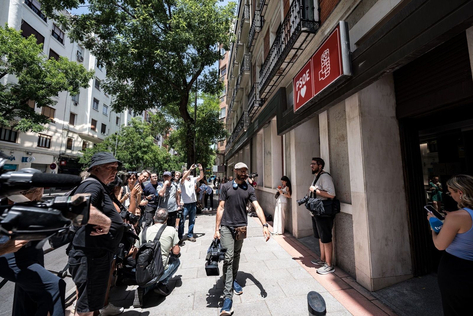 La UCO entra en Ferraz para clonar el correo de Santos Cerdán por orden del juez