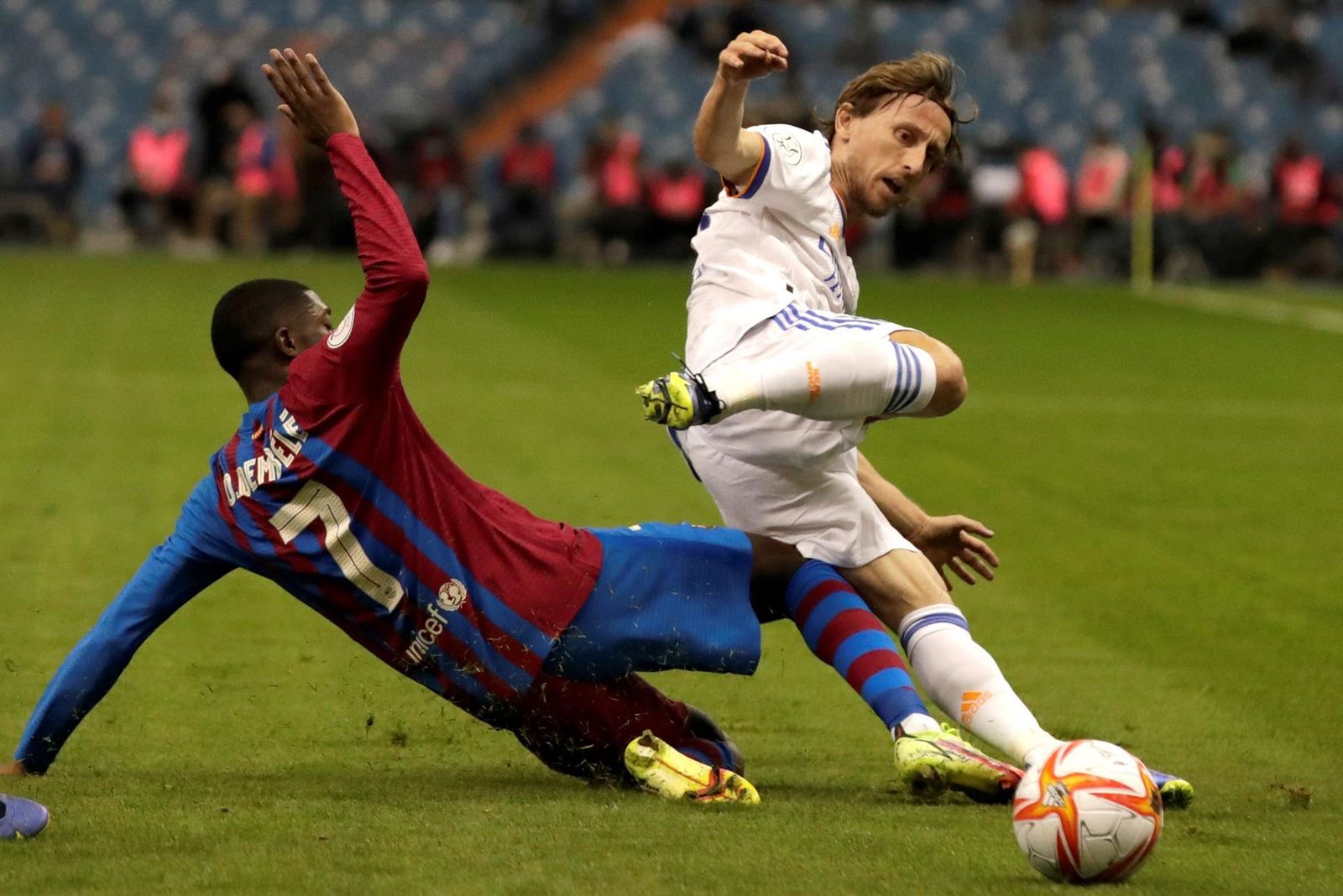 Modric ante el Barcelona