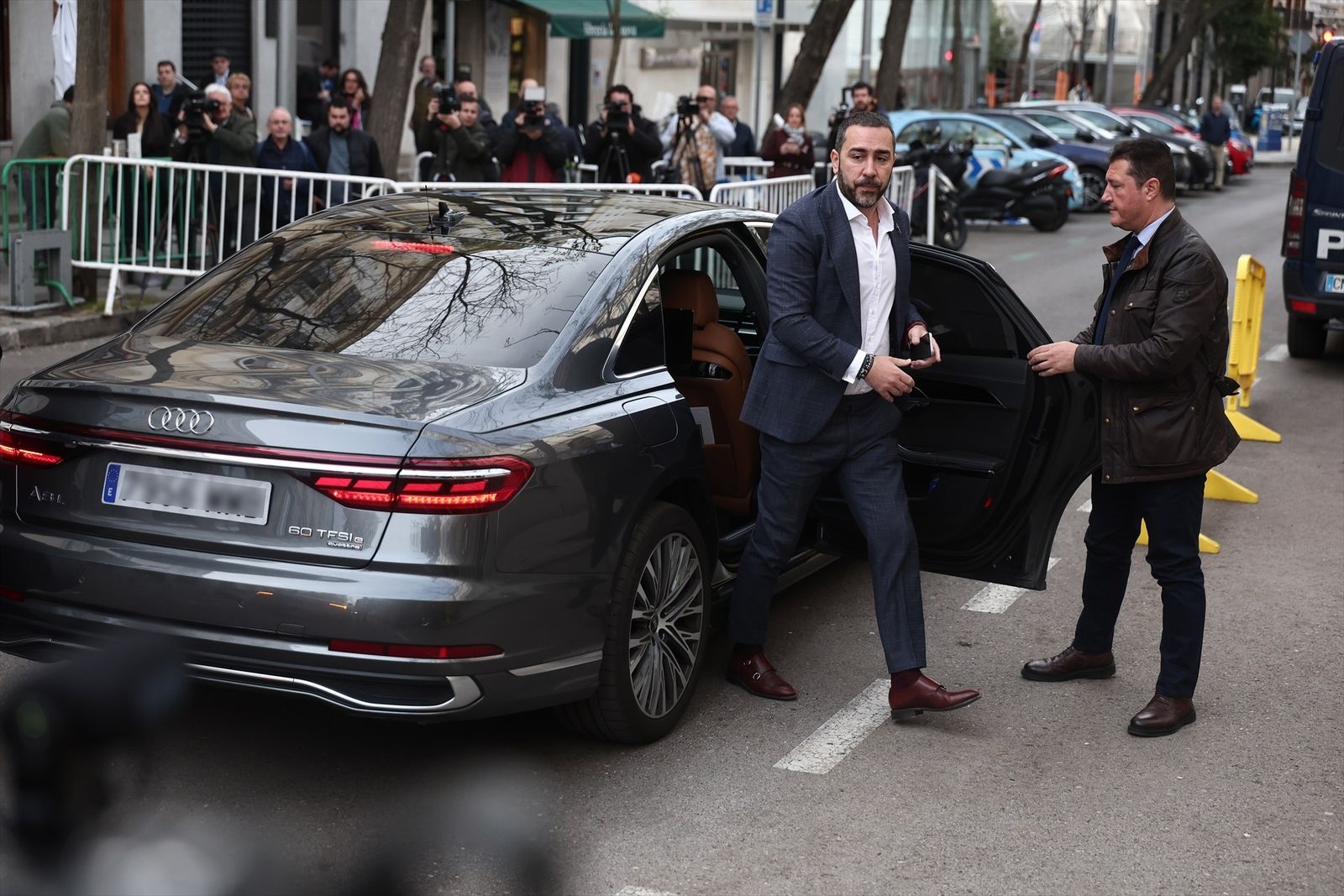 El empresario Víctor de Aldama (i) a su llegada al Tribunal Supremo, a 7 de abril de 2026, en Madrid