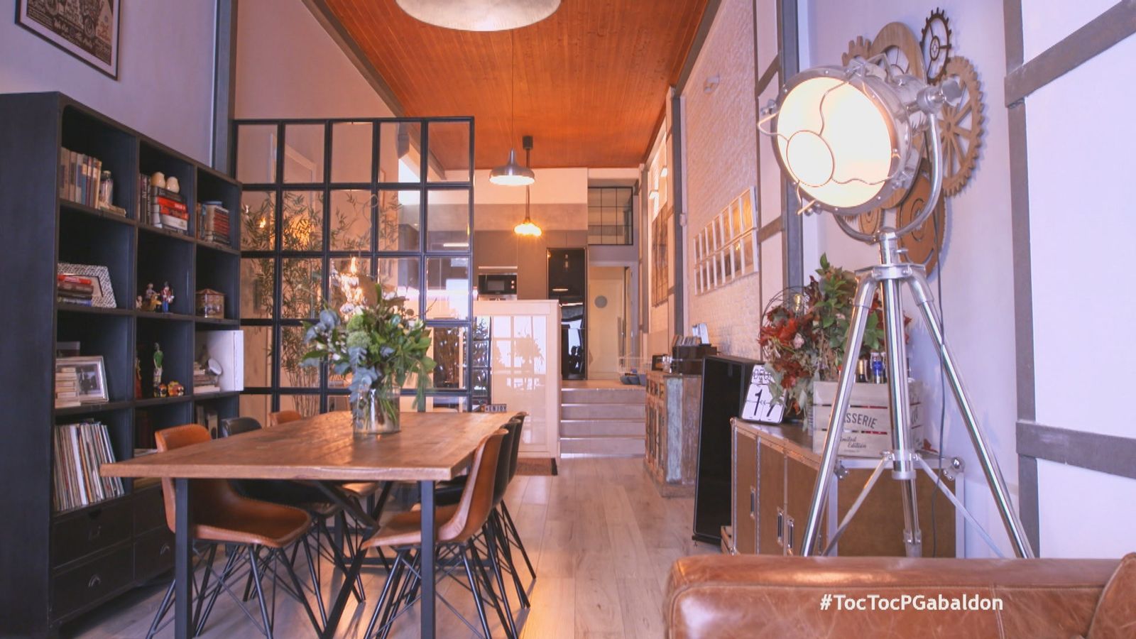 Desde el salón se observa quela casa es ... ¡rectangular!  Para llegar al final, hay que pasar por todas las habitaciones.