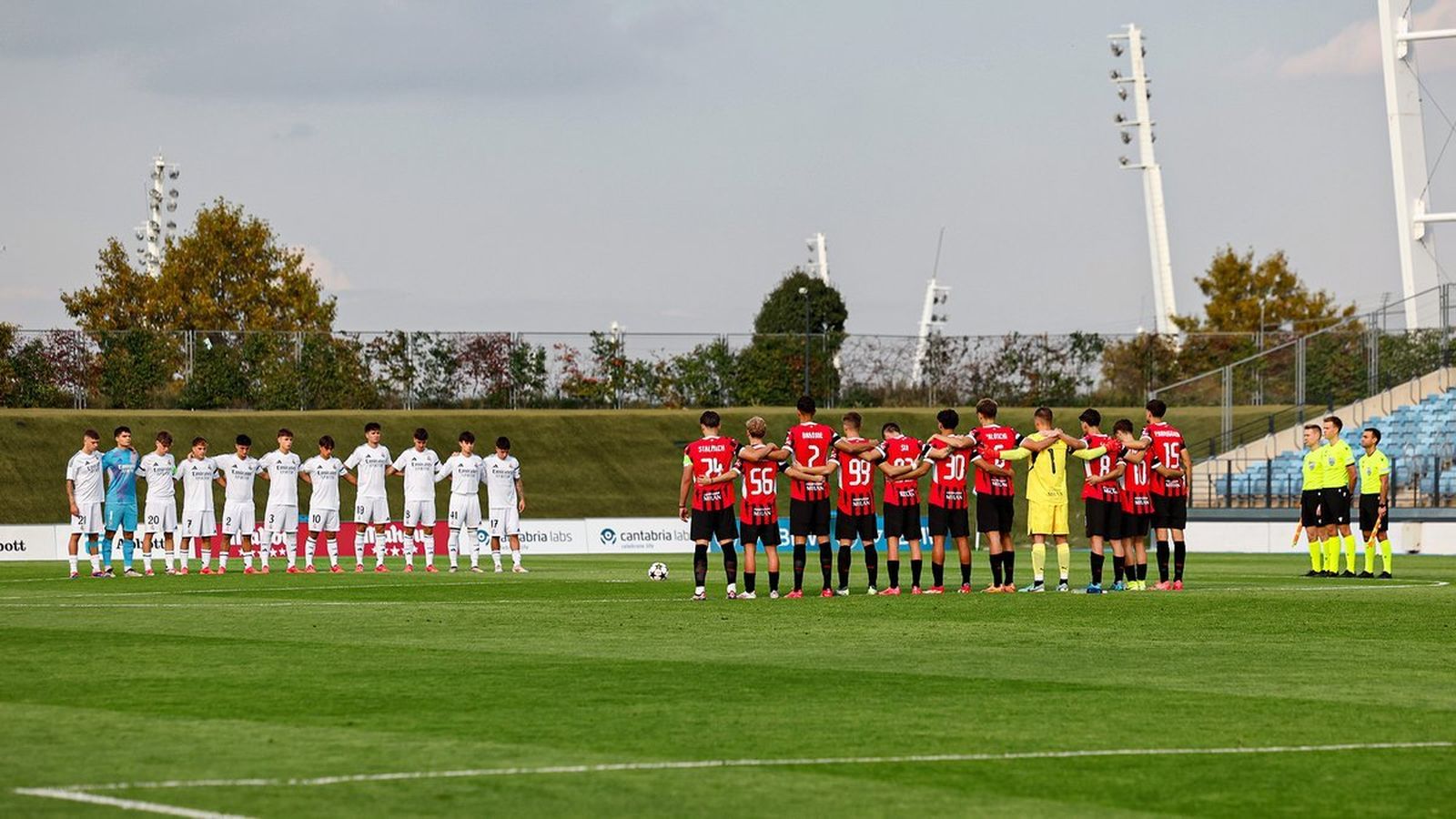 Minuto de silencio en el Real Madrid - Milan de juveniles