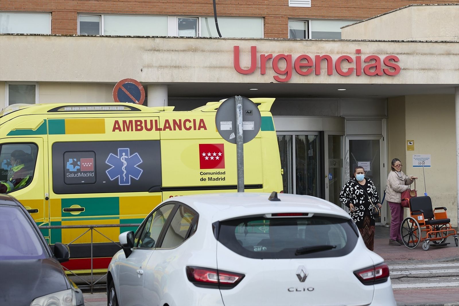 Una ambulancia en las Urgencias del Hospital 12 de Octubre