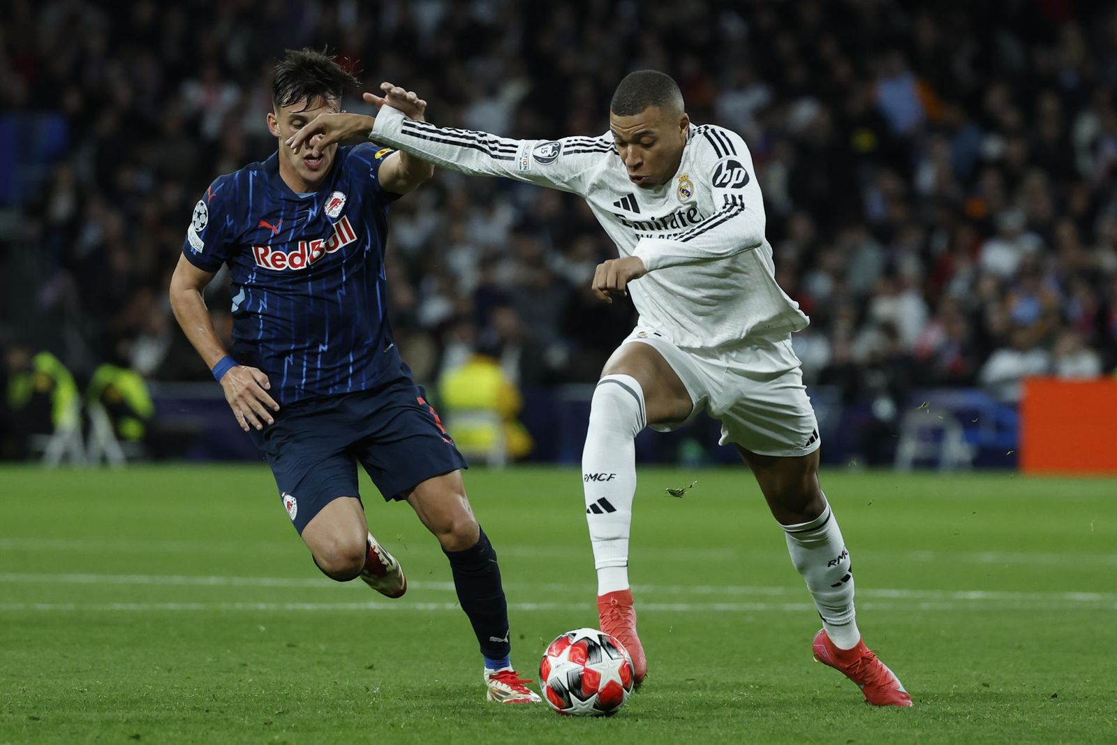 Mbappé ante el Salzburgo