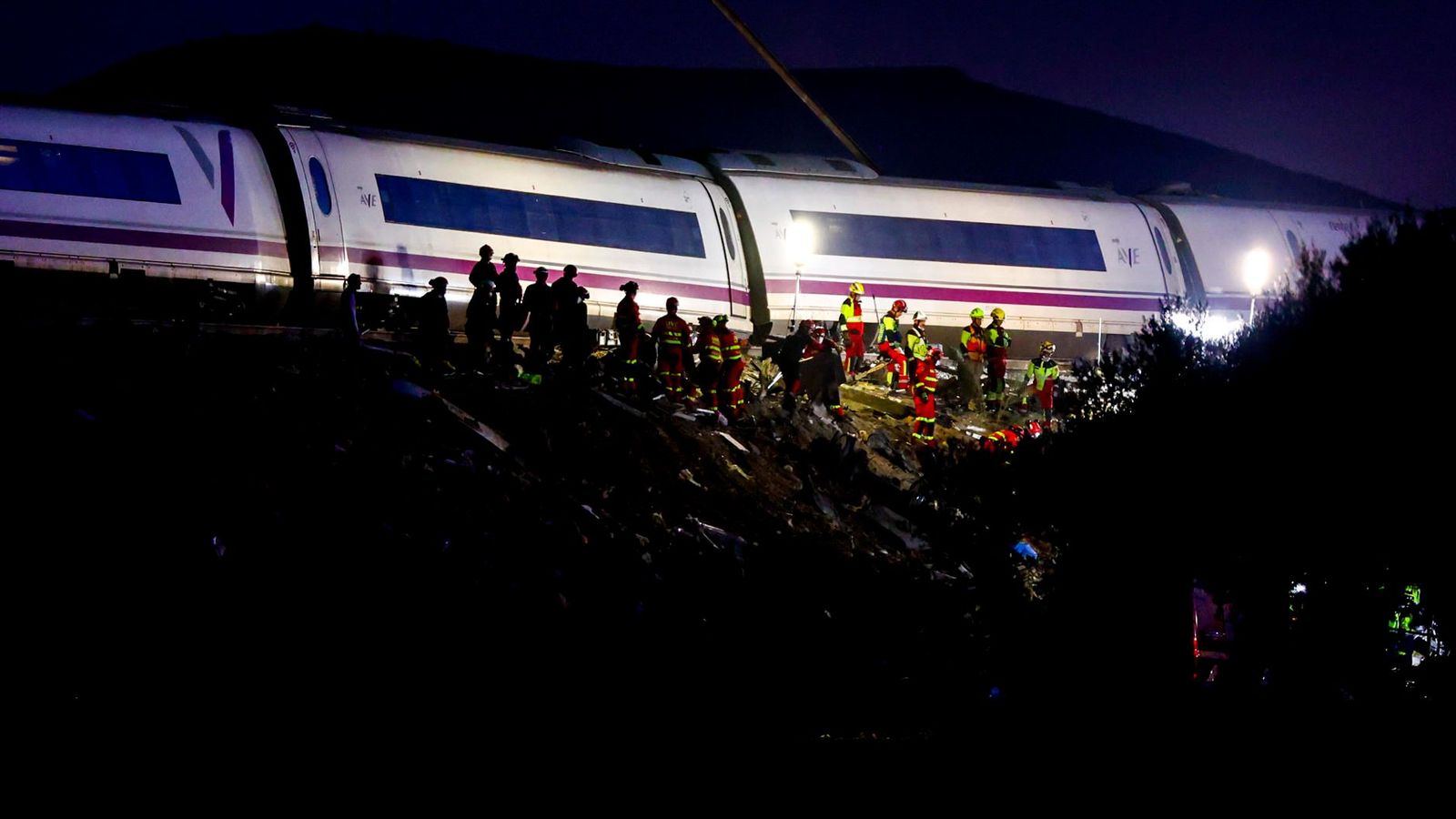 Servicios de emergencia trabajan caida la noche en el lugar del accidente de los dos trenes de alta velocidad, en Urda (Toledo)