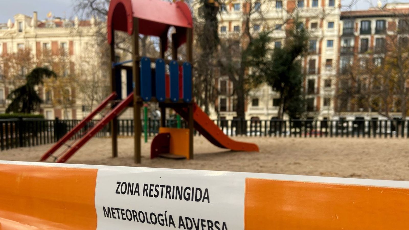 Zona de juegos balizada en El Retiro