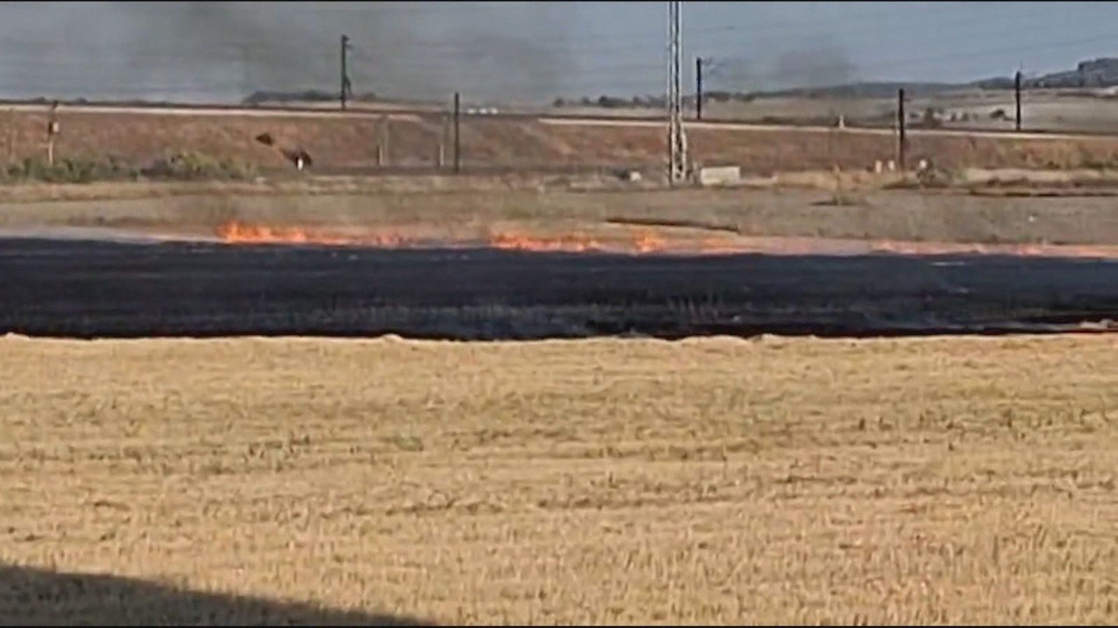 Controlado un pequeño incendio de pasto entre Parla y Pinto, junto a las vías del AVE