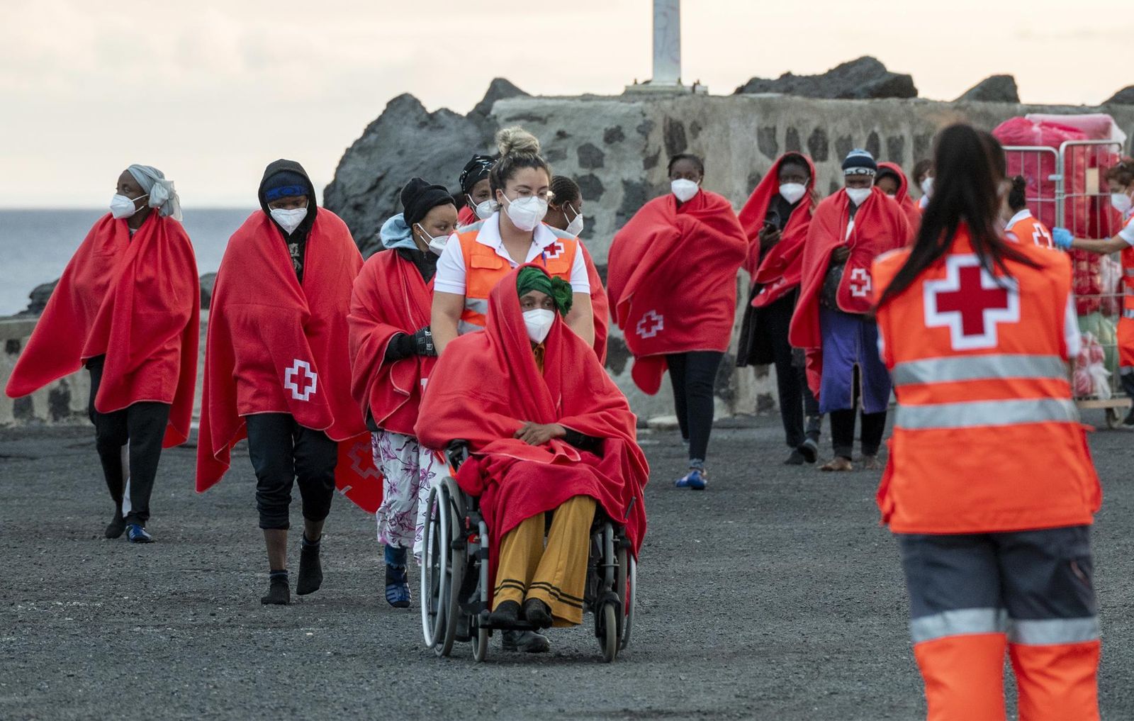 Rescatadas más de 100 personas a bordo de dos pateras en aguas próximas a Lanzarote