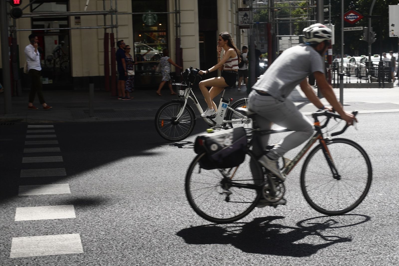 Ciclistas en Plaza de España en Madrid