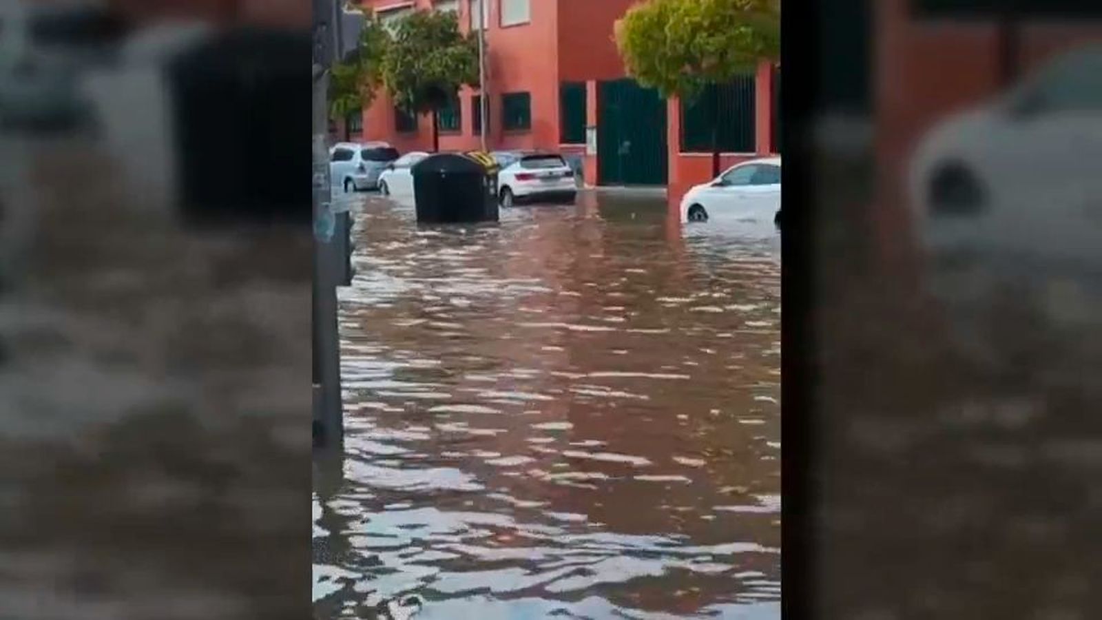 Madrid se convierte en un río tras la tormenta: garajes inundados, contenedores flotando y coches atrapados por el agua