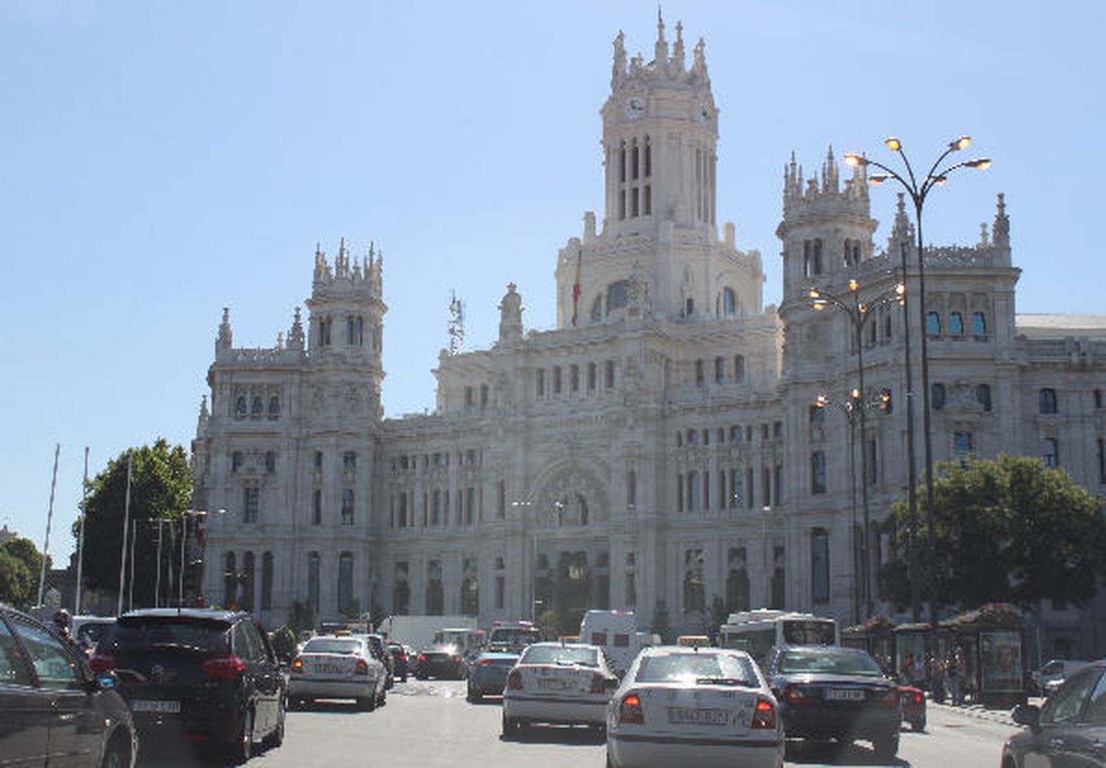 Cibeles recupera la normalidad con la retirada de  las últimas estructuras de la JMJ