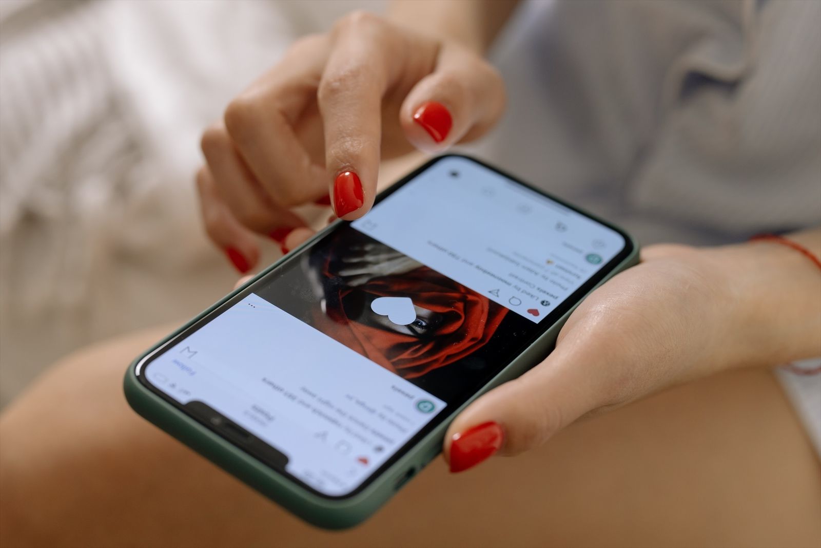 Una persona consulta la red social Instagram