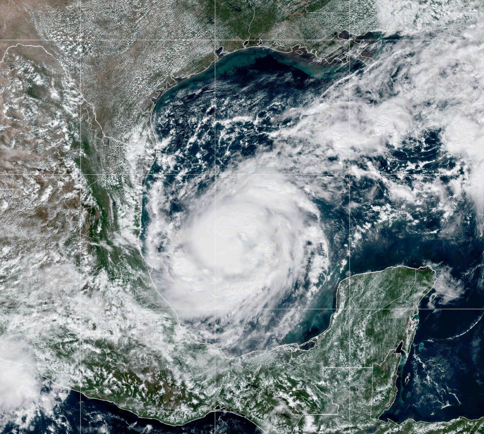 Florida cierra tres aeropuertos ante la inminente llegada del huracán 'Milton', con categoría cuatro
