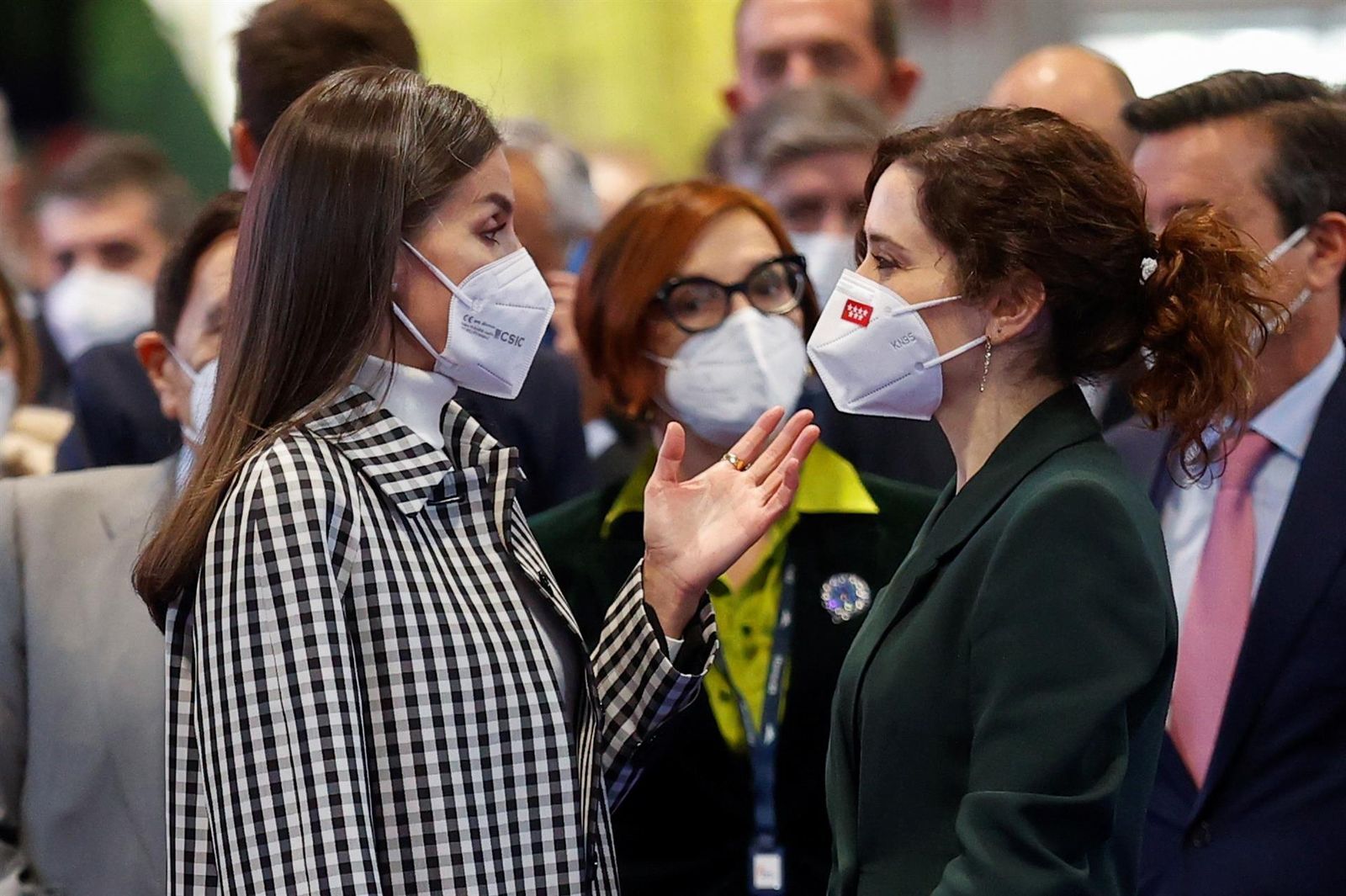 La reina Letizia habla con Isabel Díaz Ayuso