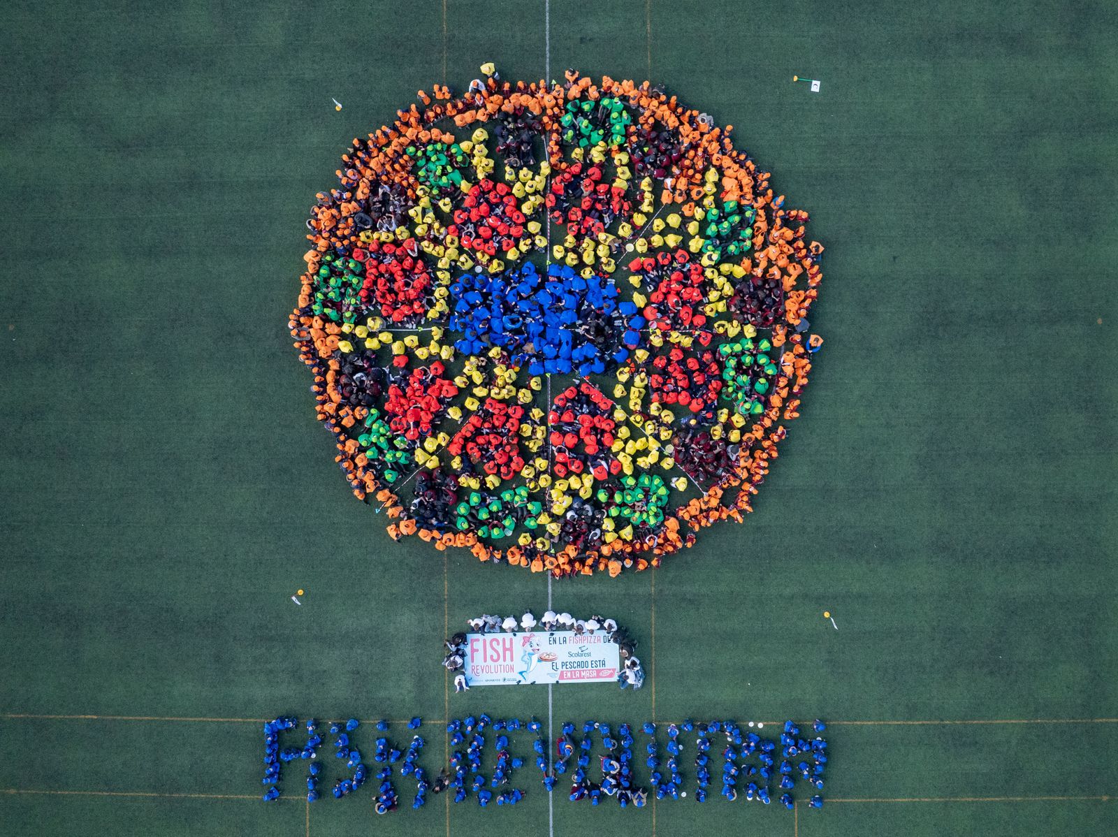 Un total de 1.182 niños han querido recrear la pizza humana más grande del mundo en Alcorcón
