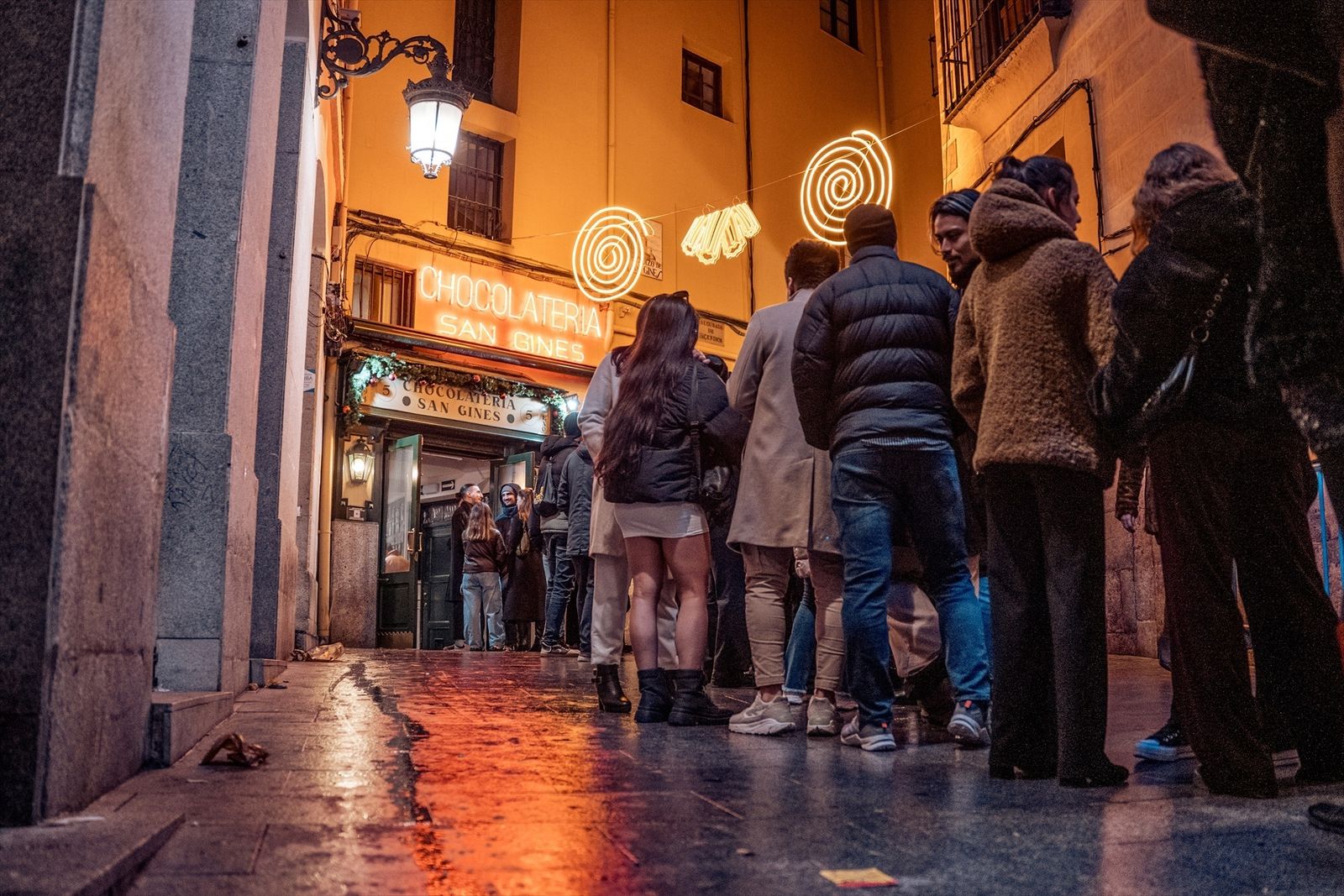 Decenas de personas hacen cola para tomar chocolate con churros en San Ginés