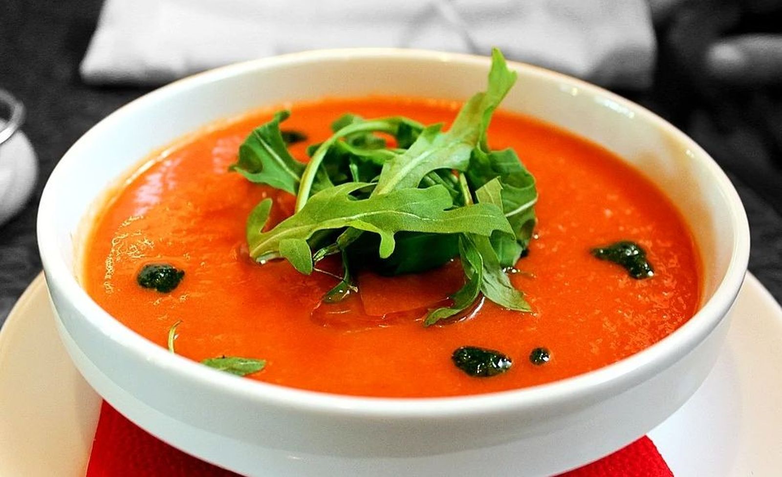 Así se prepara un gazpacho de sandía y albahaca