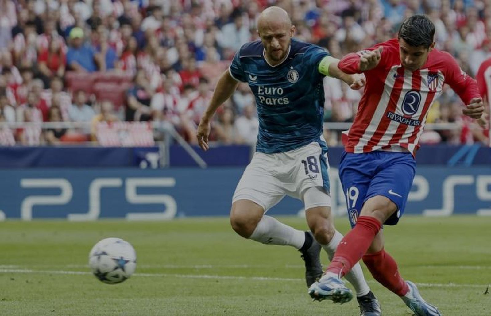 Morata ante el Feyenord