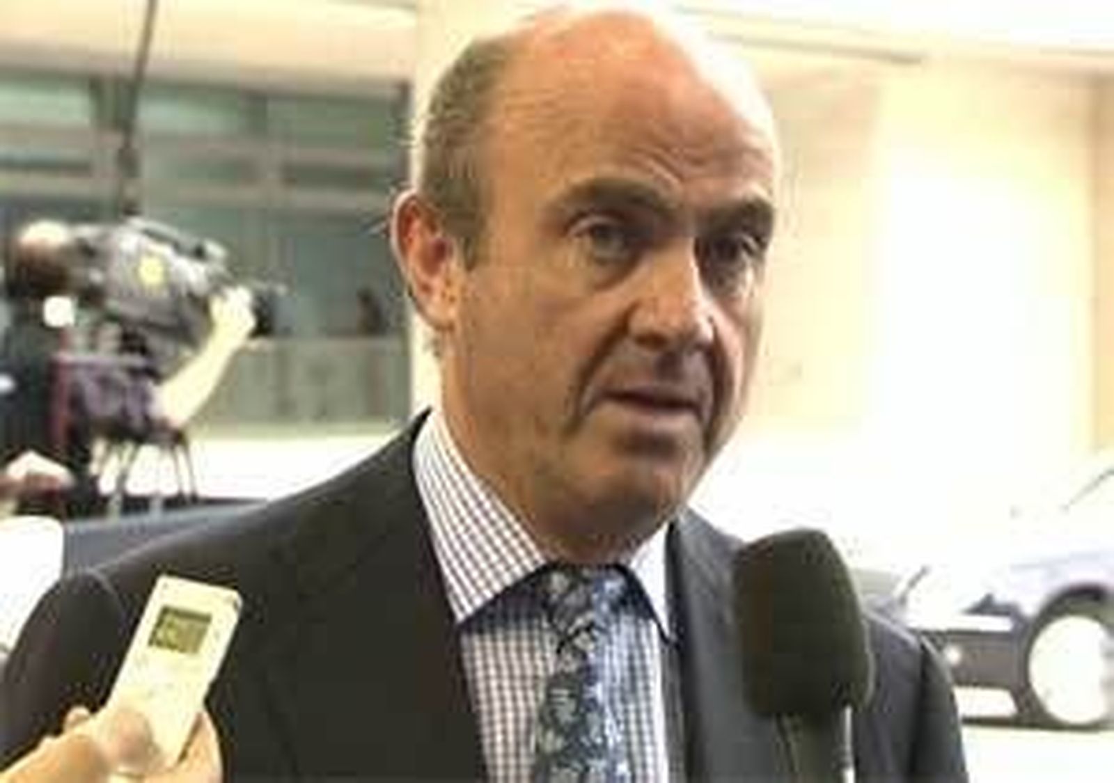 De Guindos: España presentará su solicitud de ayuda para la banca en los "próximos días"