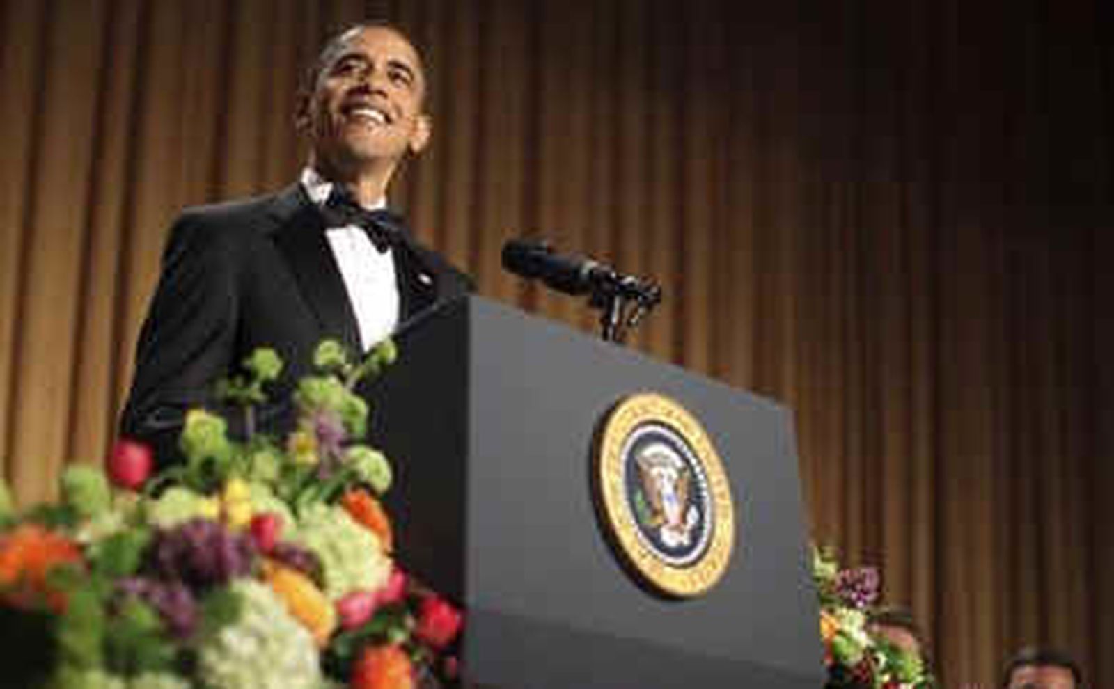 Obama bromea sobre su certificado de nacimiento en la cena de corresponsales