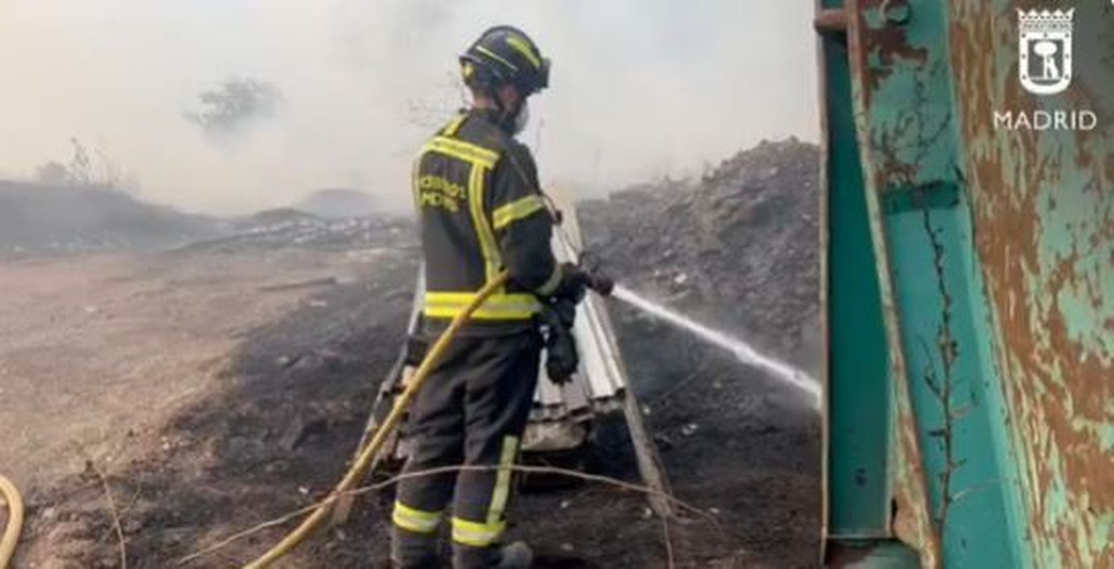 Un bombero trabaja para sofocar un incendio en la Cañada Real