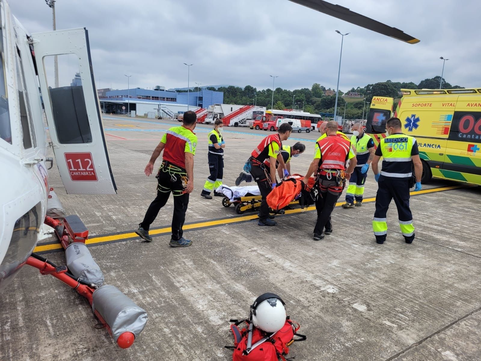 Rescate de la joven madrileña que cayó 15 metros en una montaña en Santander