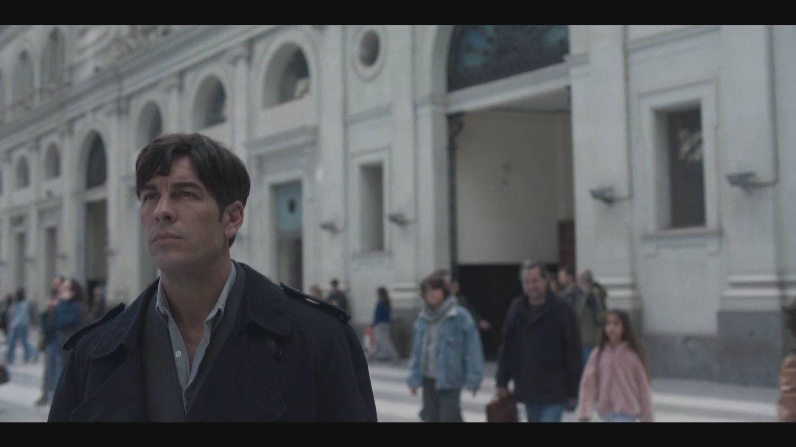 Mario Casas y Michelle Jenner traen el cine clásico romántico con 'El secreto del orfebre'