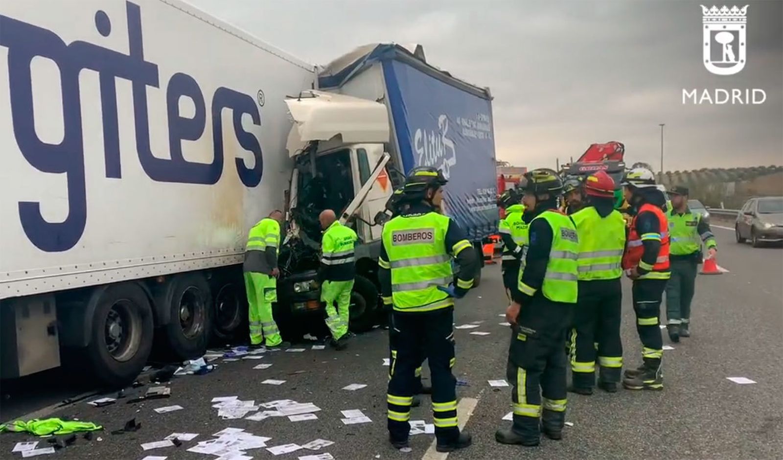 Hospitalizado un camionero tras chocar dos camiones en la M-50