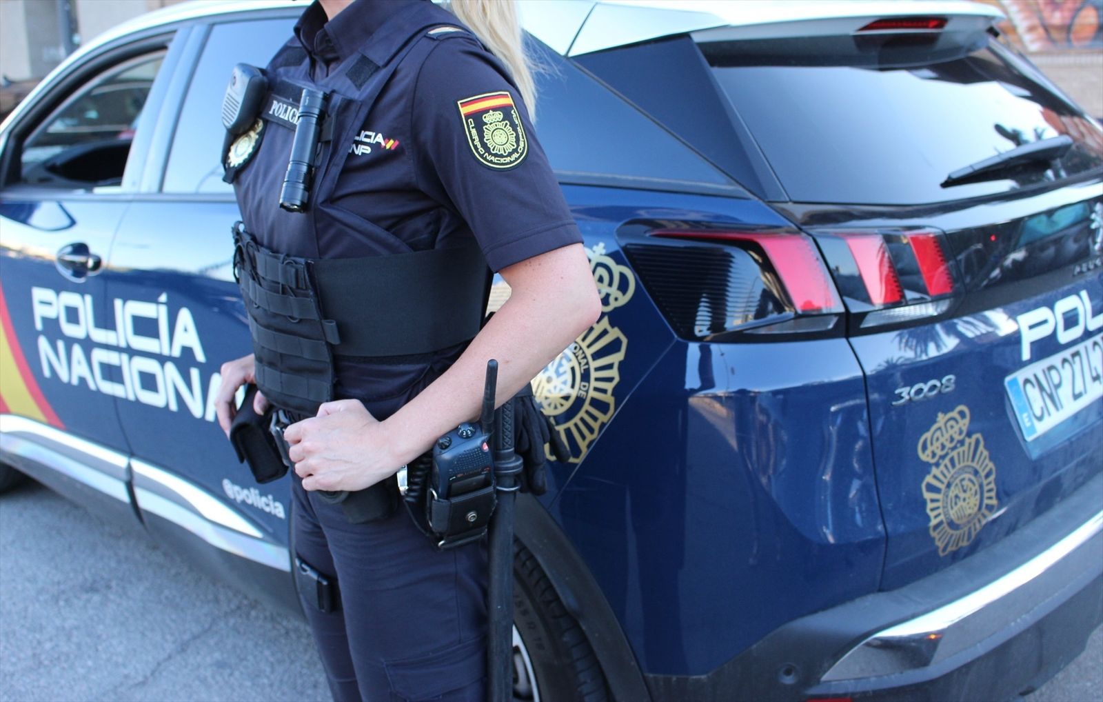 Agente y vehículo de la Policía Nacional