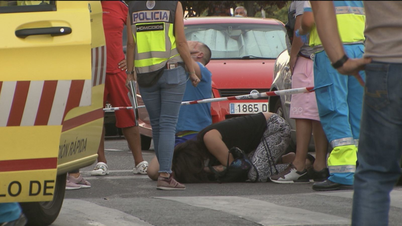 Los padres lloran tras conocer la muerte de su hijo apuñado en Getafe