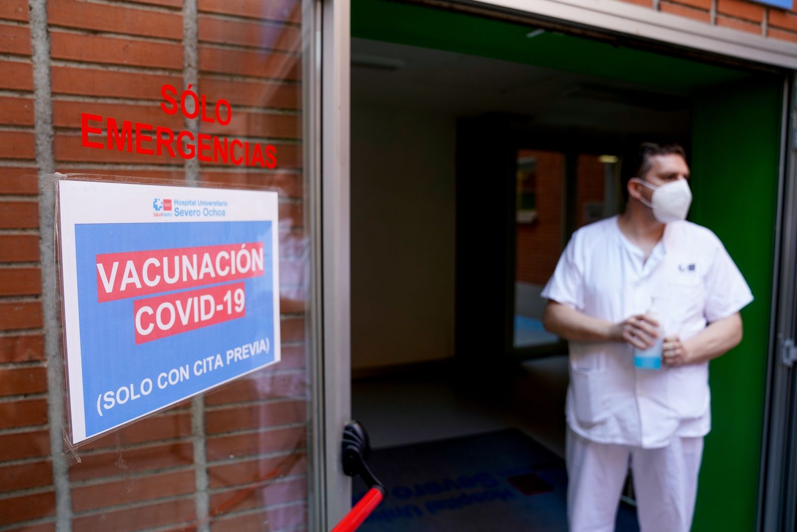 Enfermero a las puertas del Hospital Severo Ochoa de Leganés