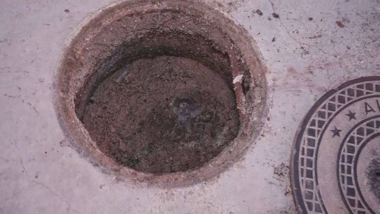 Suciedad y malos olores en el alcantarillado de Humanes