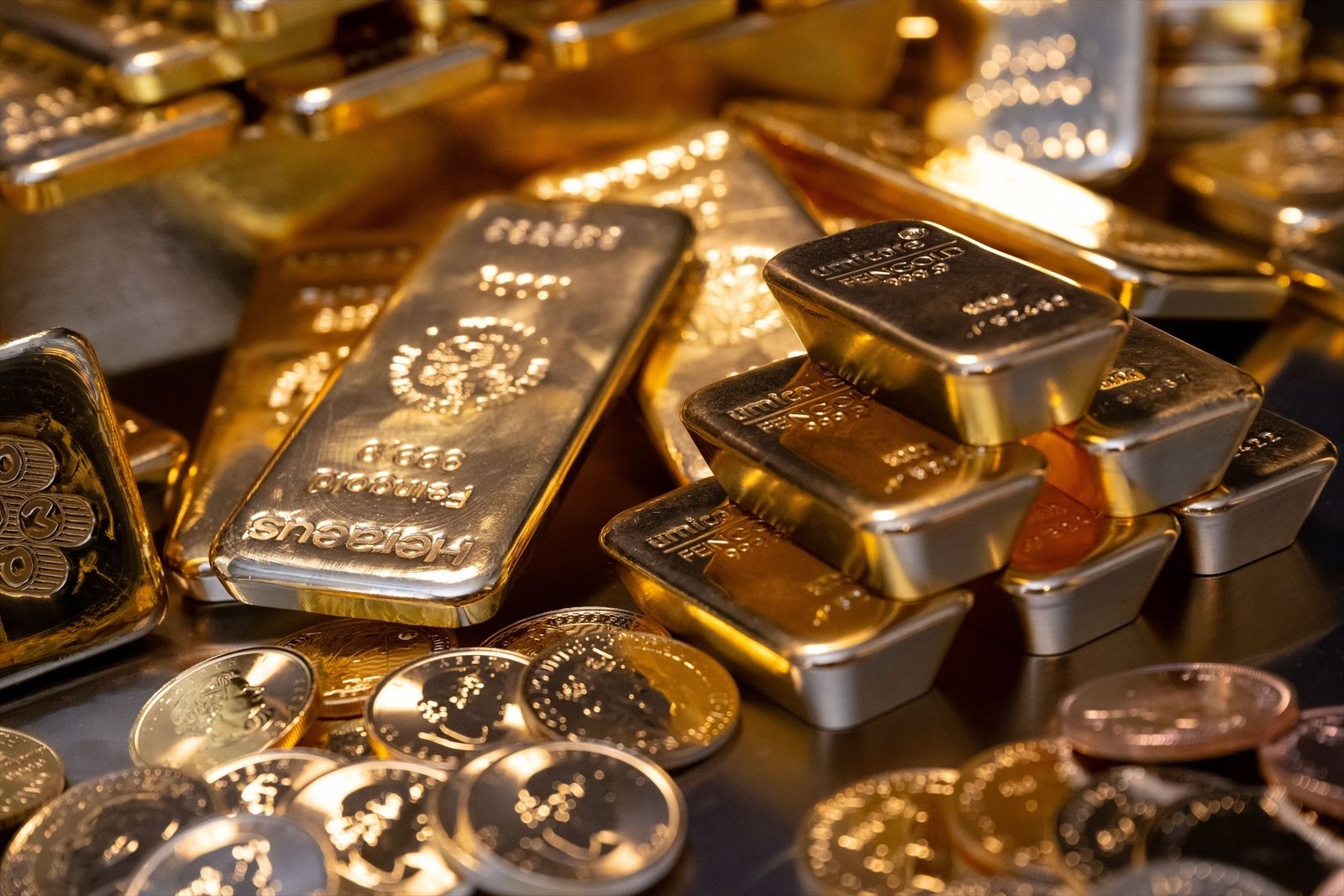 Lingotes y monedas de oro