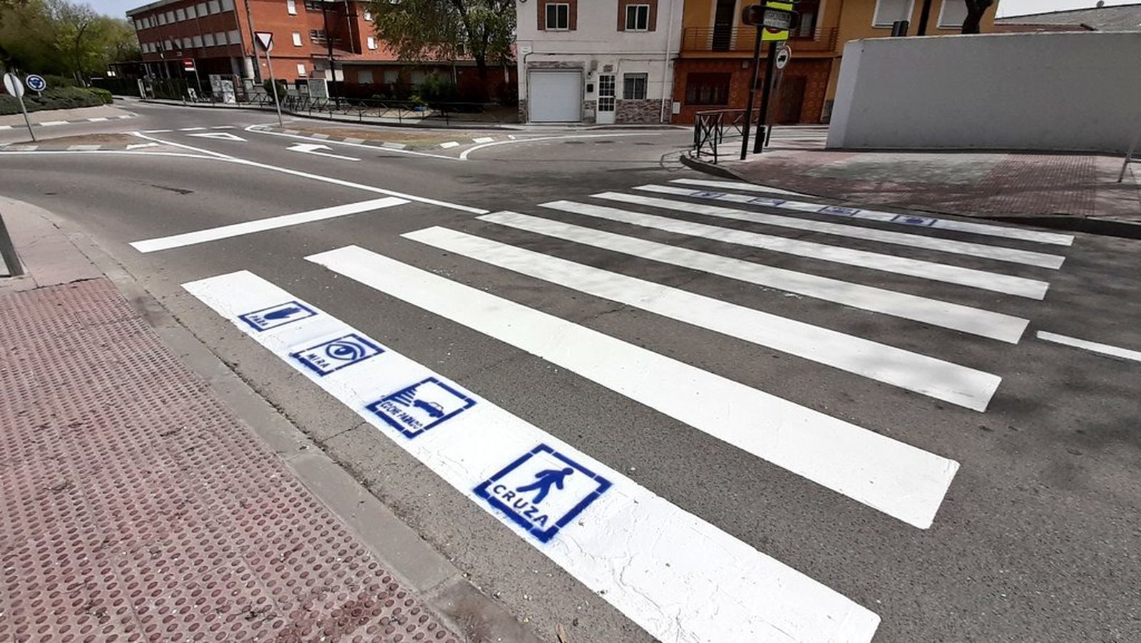 Paso de cebra de San Martin de la Vega con pictogramas