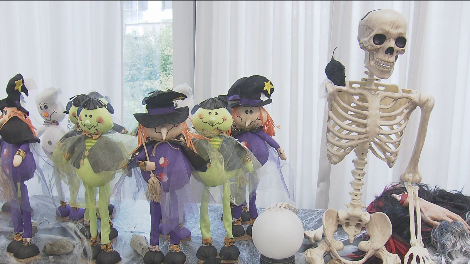 Retirados de la venta en Madrid hasta 3.000 artículos de Halloween