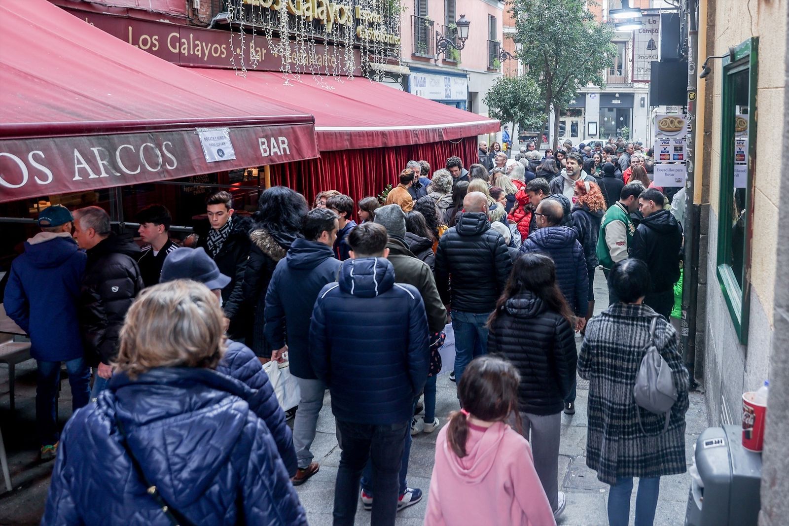 Turistas paseando por Madrid