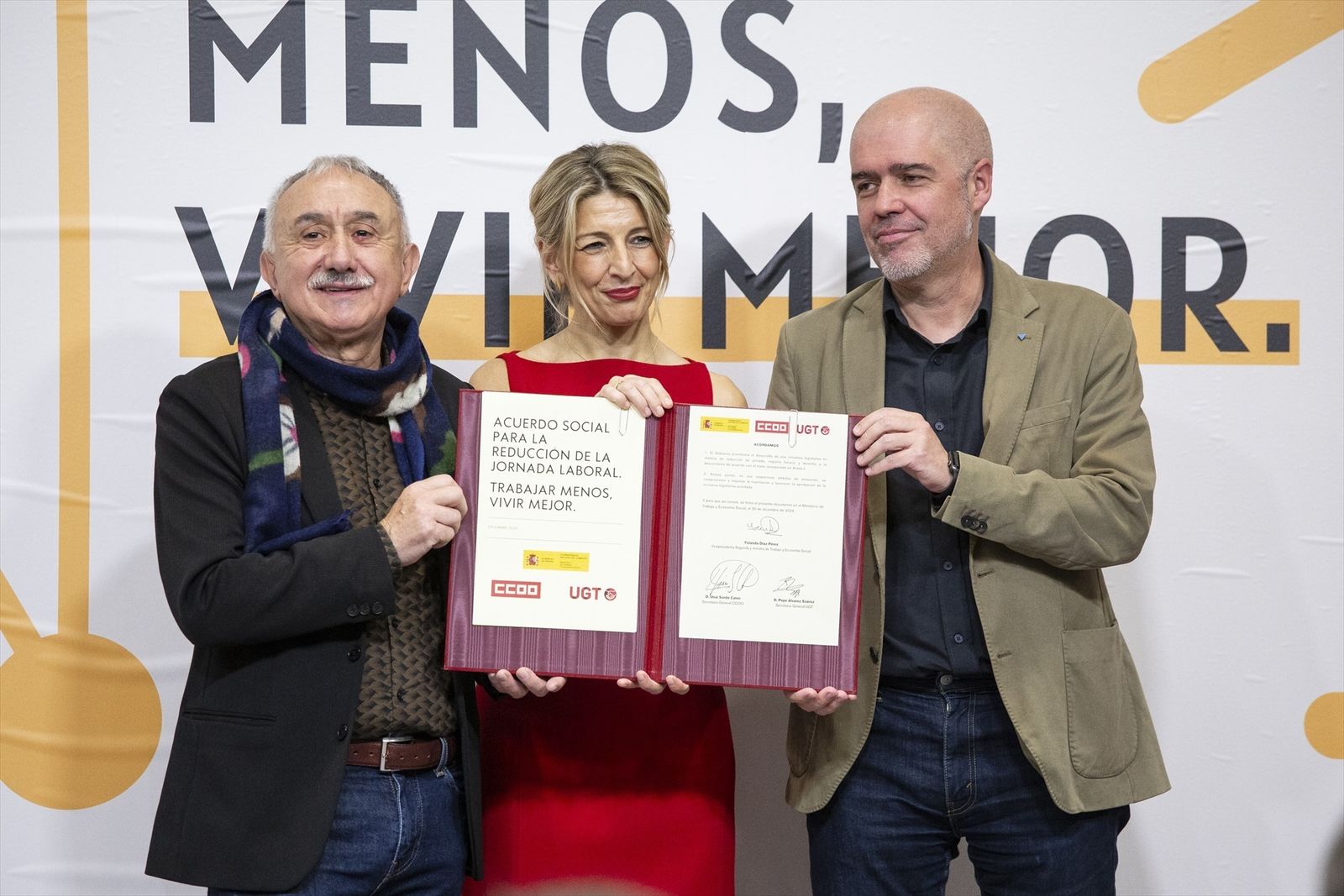 La ministra de Trabajo, Yolanda Díaz, entre los líderes sindicales de UGT y CCOO