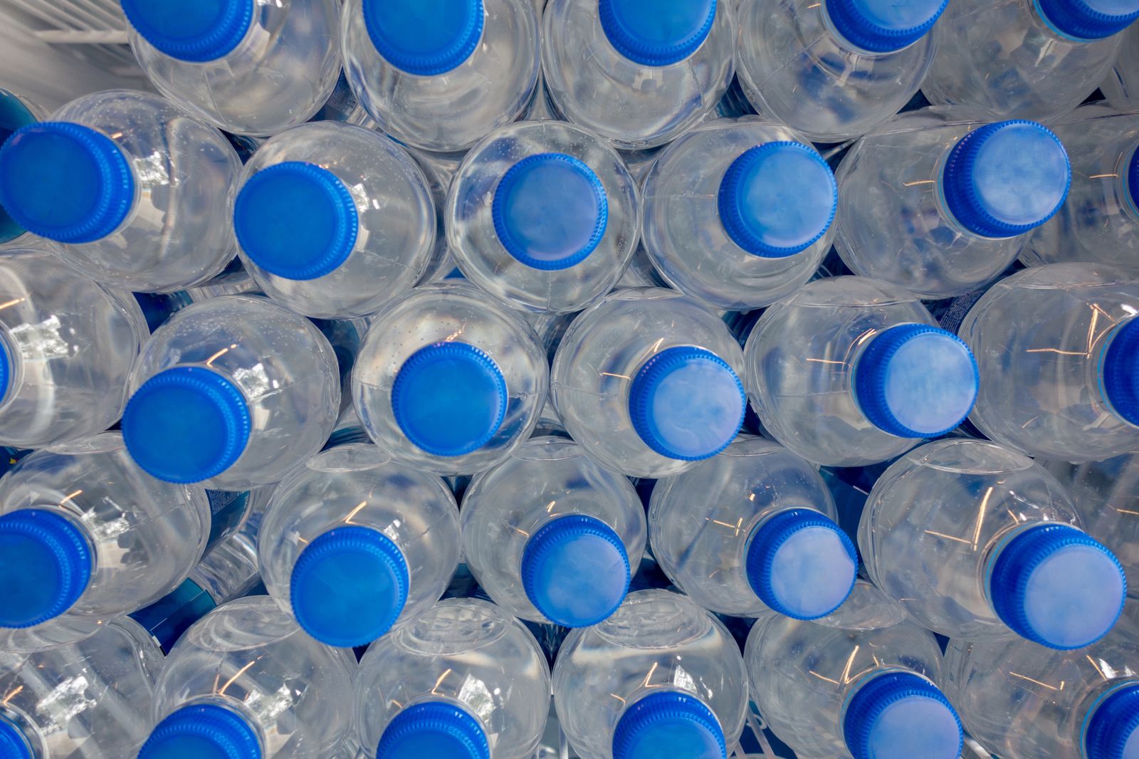Envases de agua embotellada en plástico