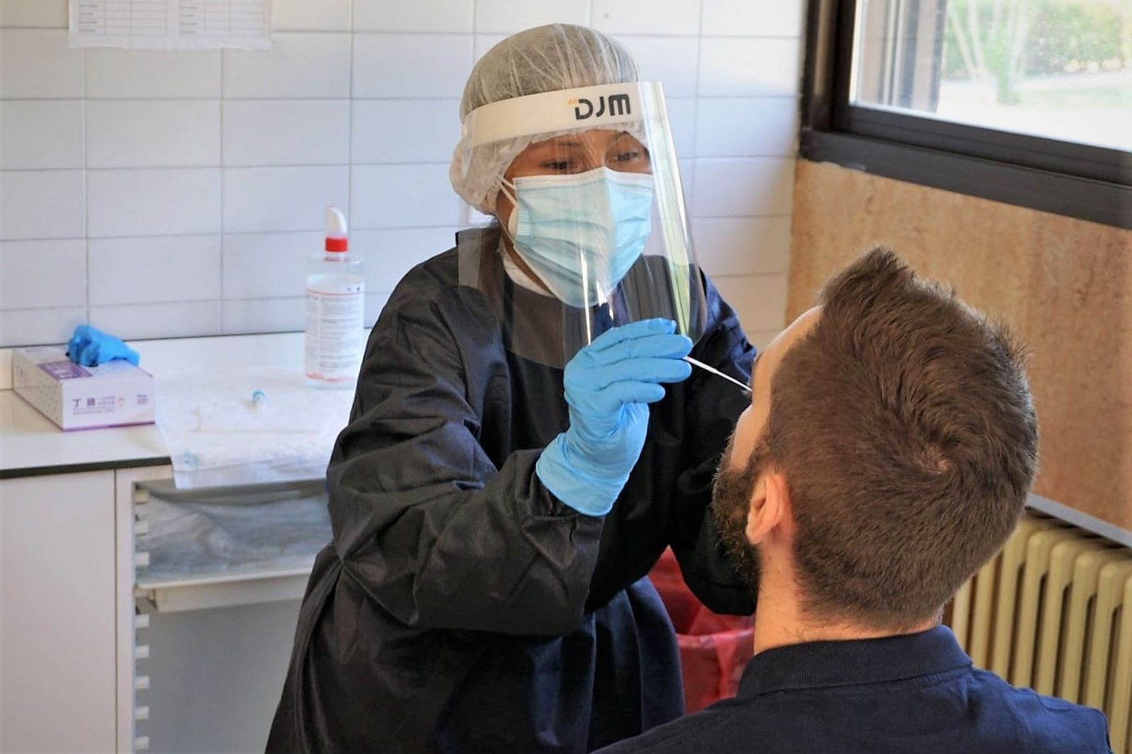 Una enfermera practica una prueba PCR