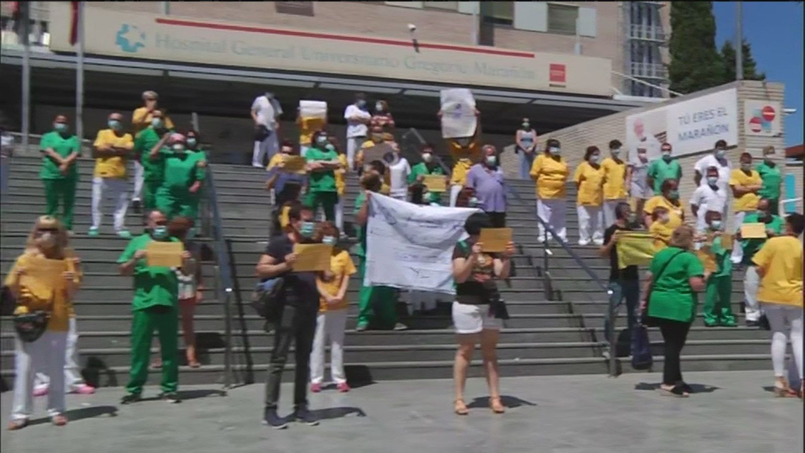 Los celadores del Gregorio Marañón se concentran para pedir ser considerados personal de alto riesgo