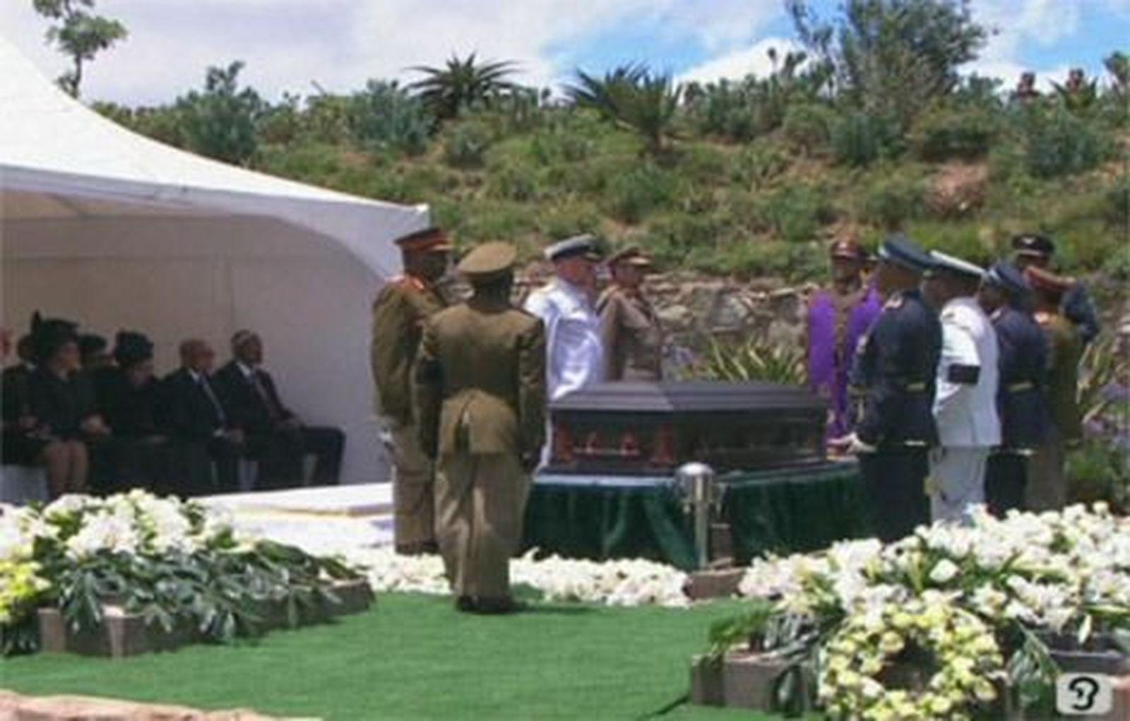 Nelson Mandela recibe sepultura en Qunu