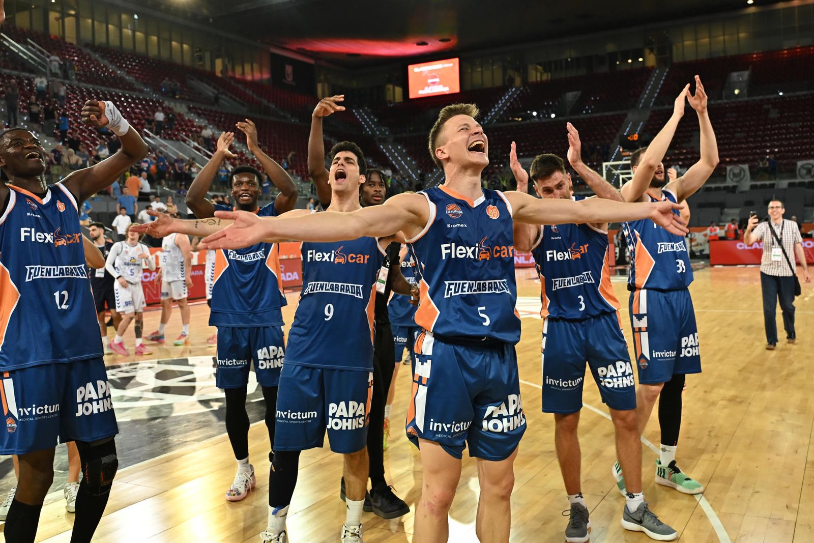 Los jugadores del Fuenlabrada celebran la victoria tras el partido de la segunda semifinal de la Final Four de ascenso a Liga Endesa ante Palencia