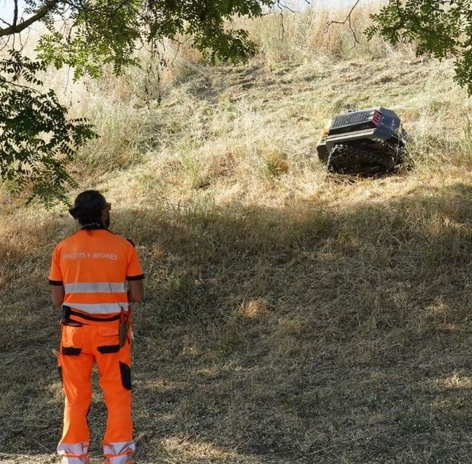 El robot desbrozados del Ayuntamiento de Alcorcón