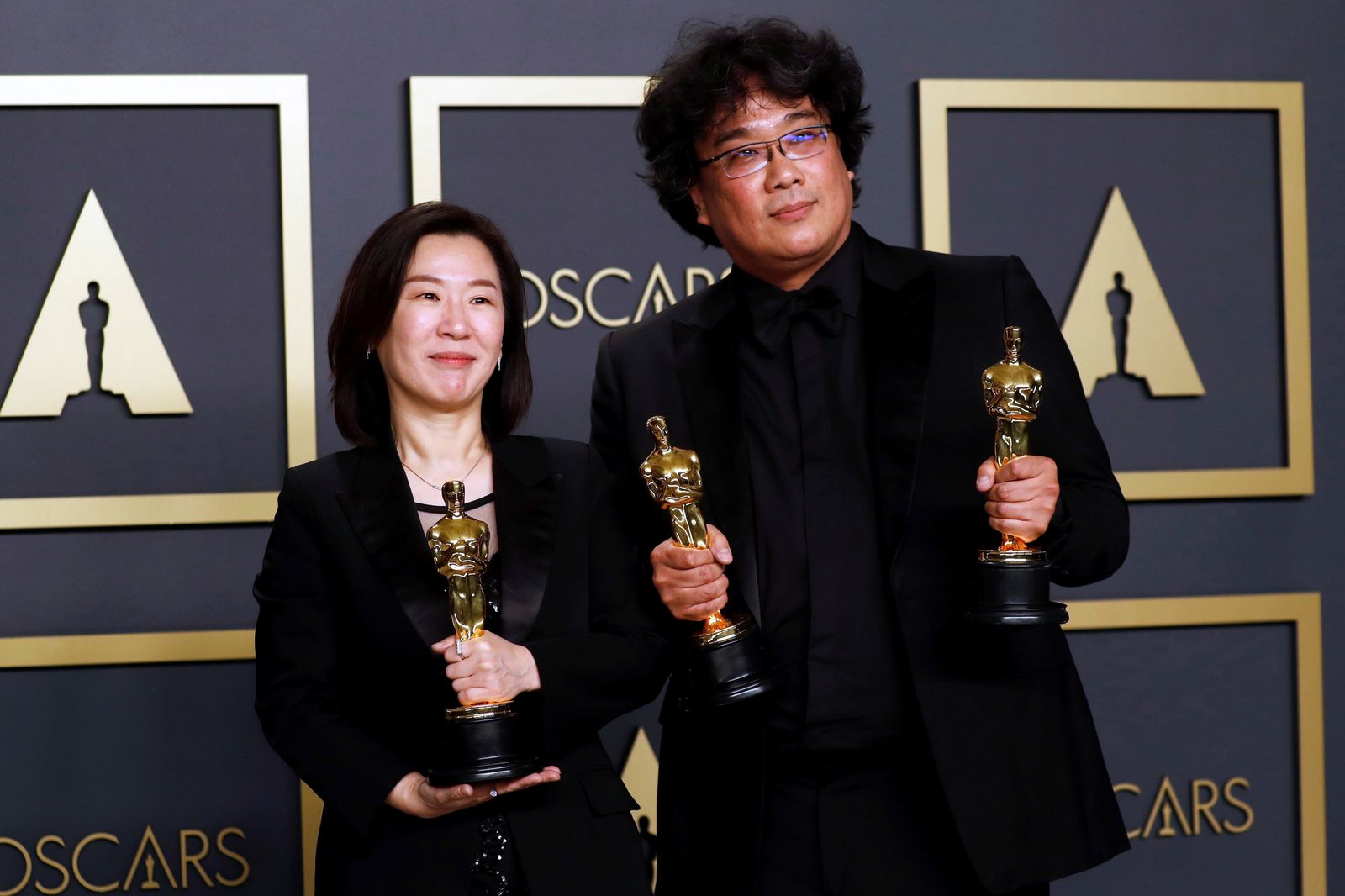 Kwak Sin Ae y Bong Joon Ho con el Oscar a Mejor Película, Mejor Perlícula Internacional y Mejor Dirección