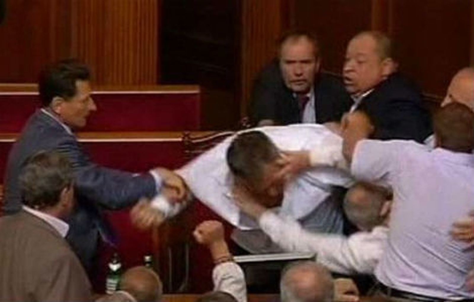 Proponen disolver el Parlamento ucraniano tras una pelea entre diputados