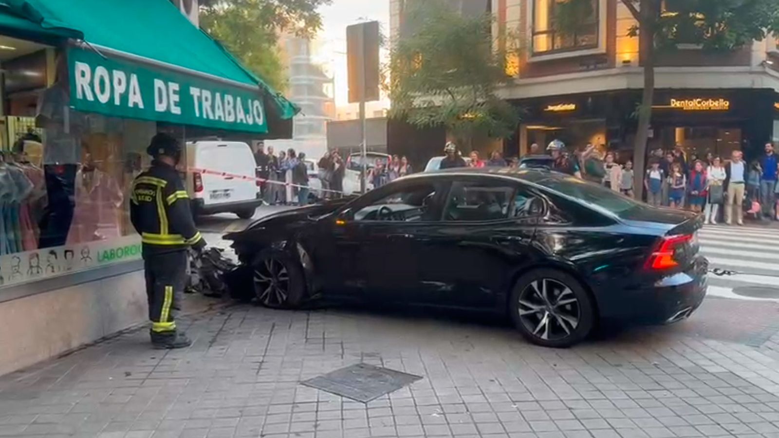 Empotra su coche en un comercio del barrio de salamanca