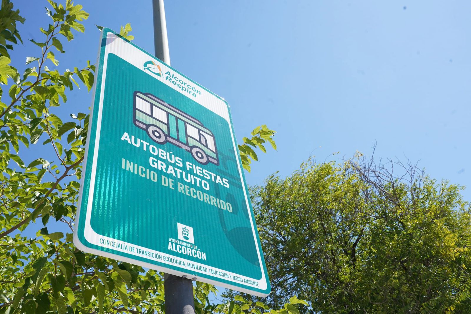 Cartel de autobuses gratuitos en Alcorcón