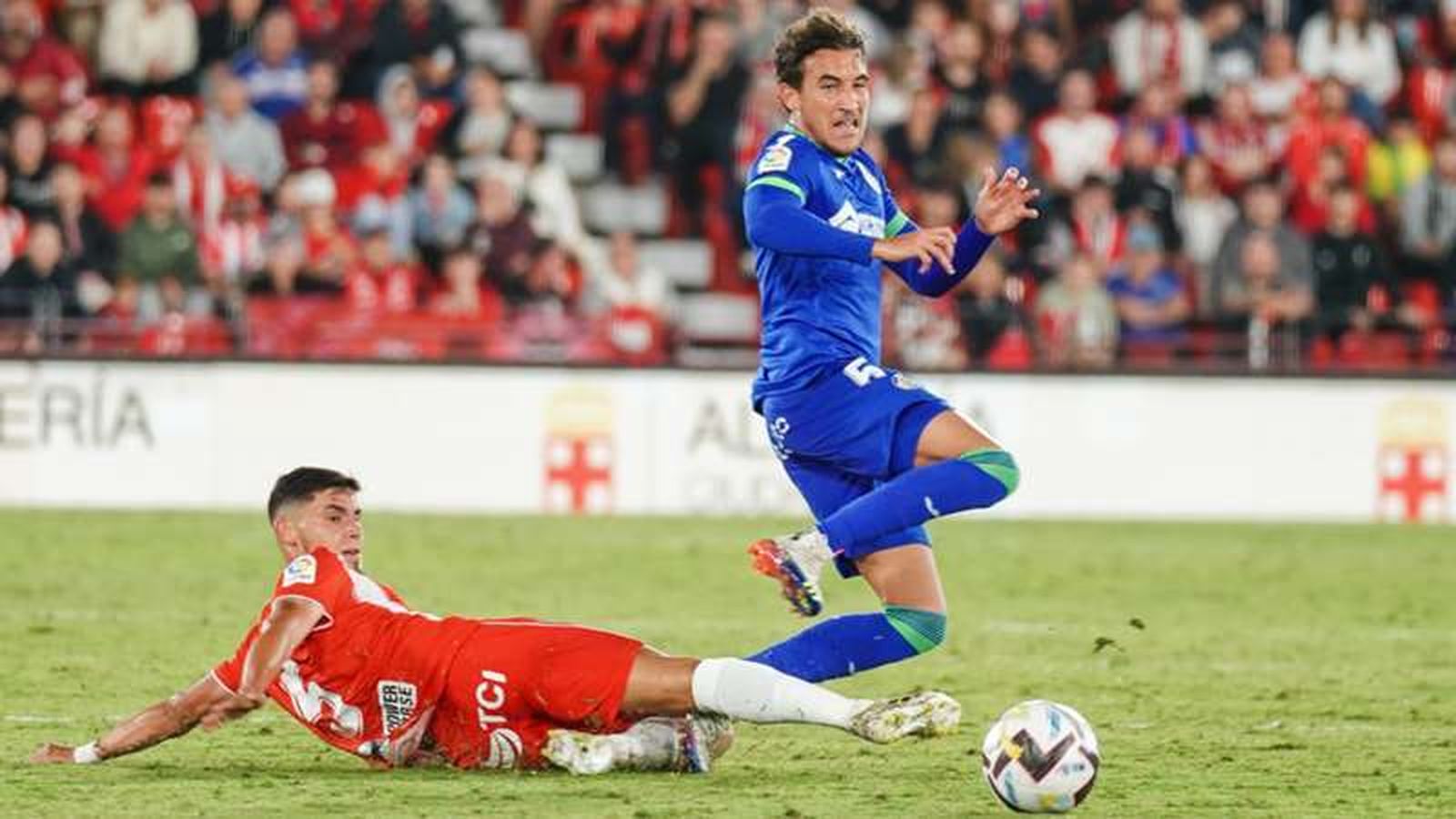 Luis Milla ante el Almería